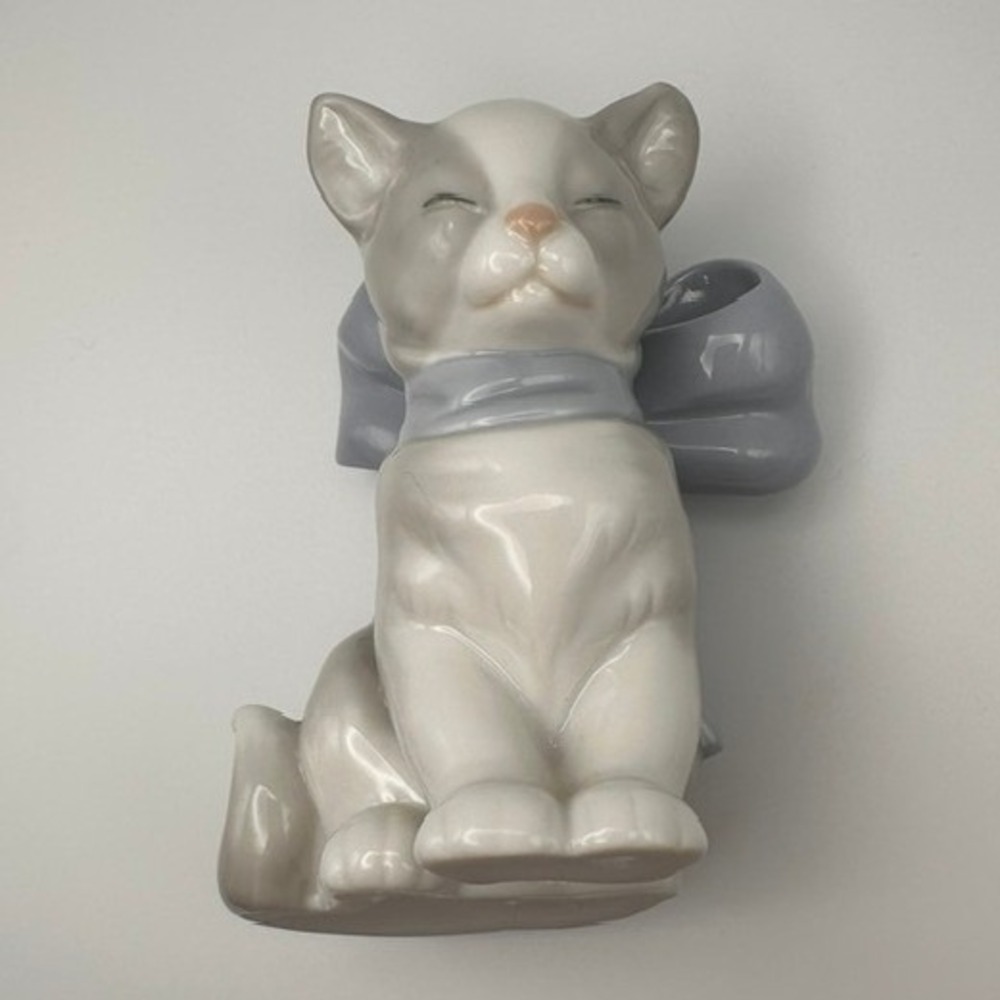 NAO by Lladro #1348 Kitty Present Cat Blue Bow Figurine DAISA 1999 Spain